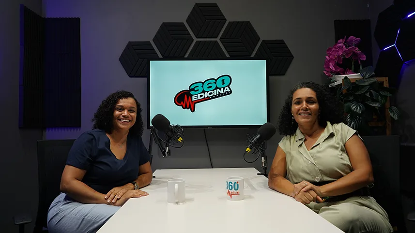 Imagem do 360 Medicina Podcast, duas pessoas em estúdio